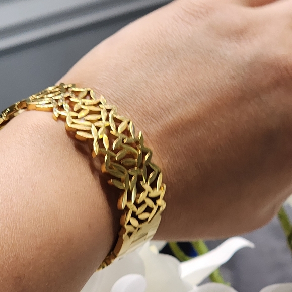 Gold Leaf Bracelet - Picture 3 of 7